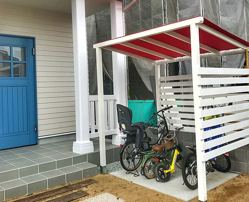 手作りのDIY自転車置き場のアイデア「カルフォルニア風の手作りサイクルポート」