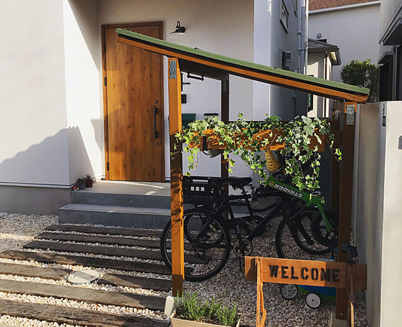 手作りのDIY自転車置き場のアイデア「玄関ポーチの手作りサイクルポート」
